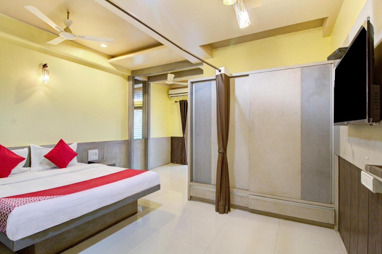 Отель Oyo Slp013 Savan And Sapna Lodging Солапур Экстерьер фото